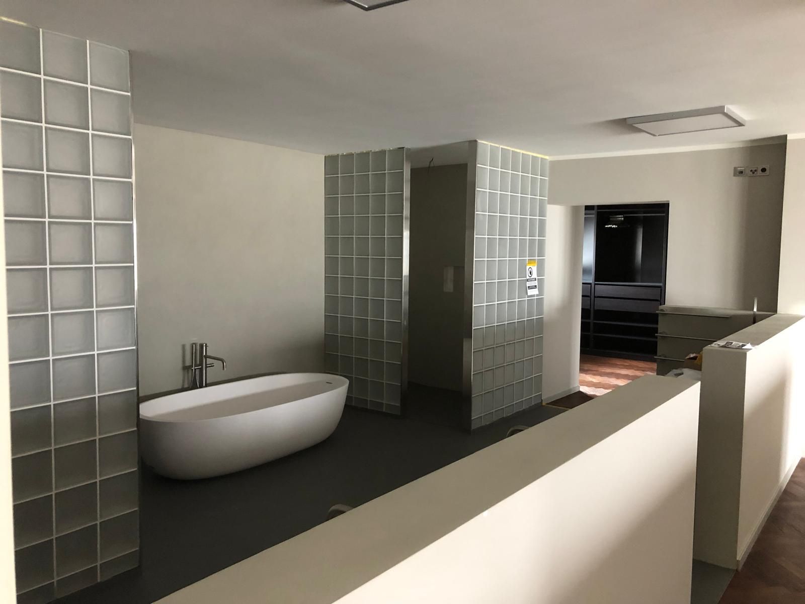 Modern gestaltetes Badezimmer